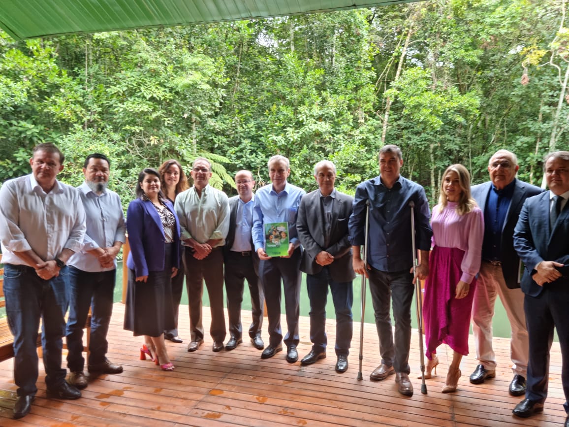 Dra Patricia Entrega Relatorio equipe governo transicao 2