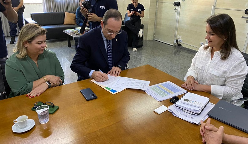 Dr Pedro assinatura entrega prefeitura
