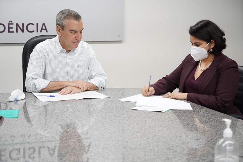 Dra Patricia assinatura convenio ALEMS