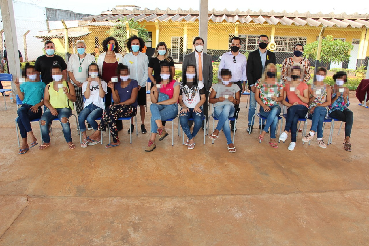 Entrega das primeiras carteiras de identificação com nome social no Instituto Penal